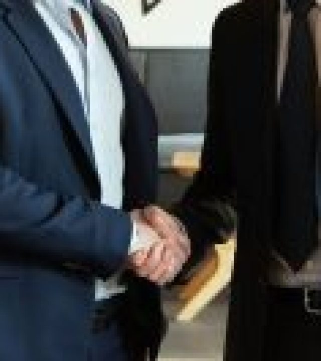 foto jabat tangan 2 orang